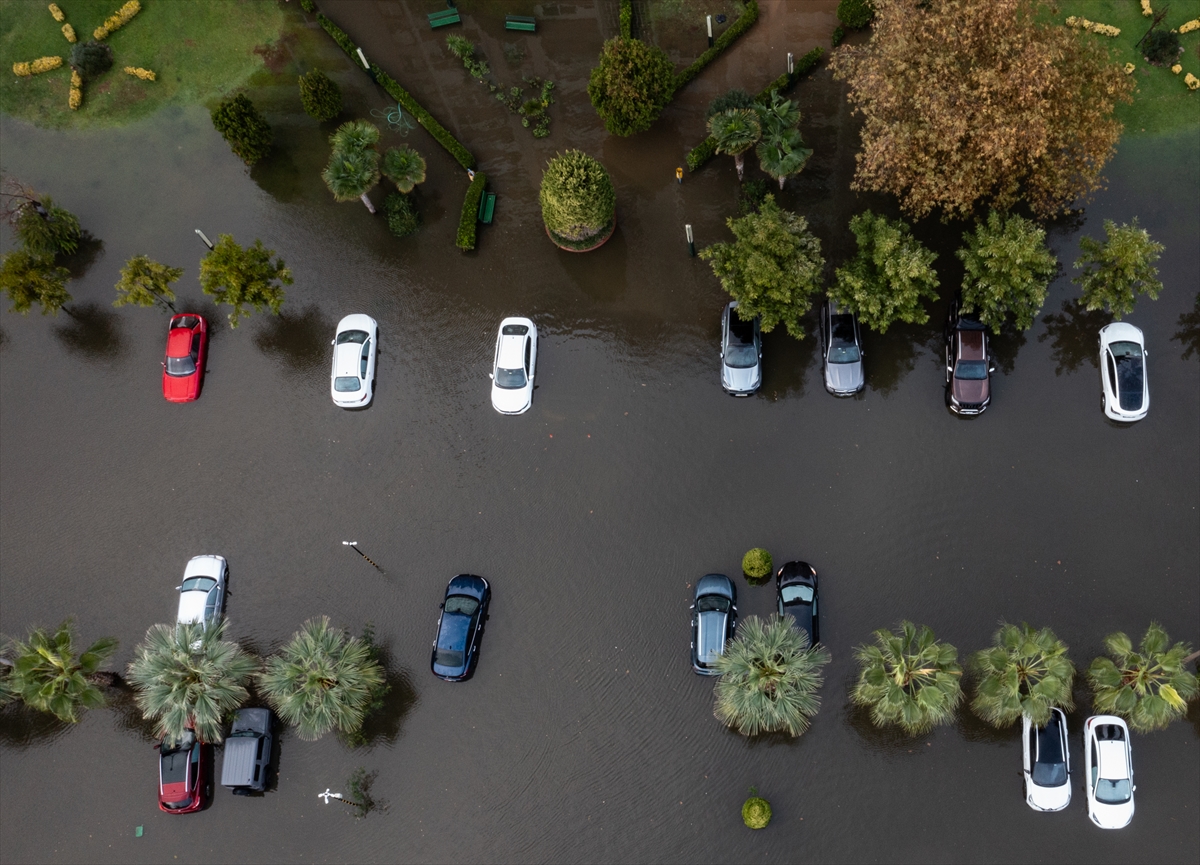 Sağanak yağmur sonrası İzmir sular altında kaldı...