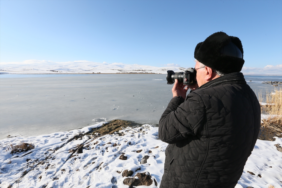 Kış turizminin merkezlerinden Çıldır Gölü dondu