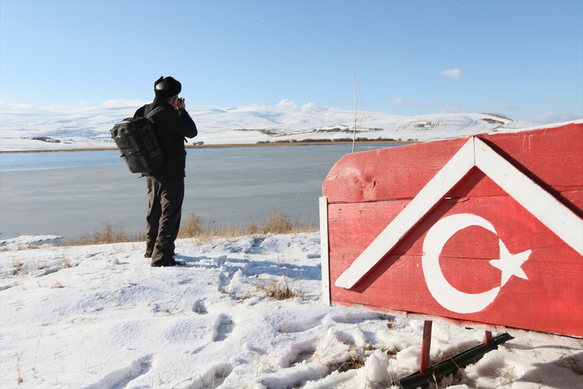 Kış turizminin merkezlerinden Çıldır Gölü dondu