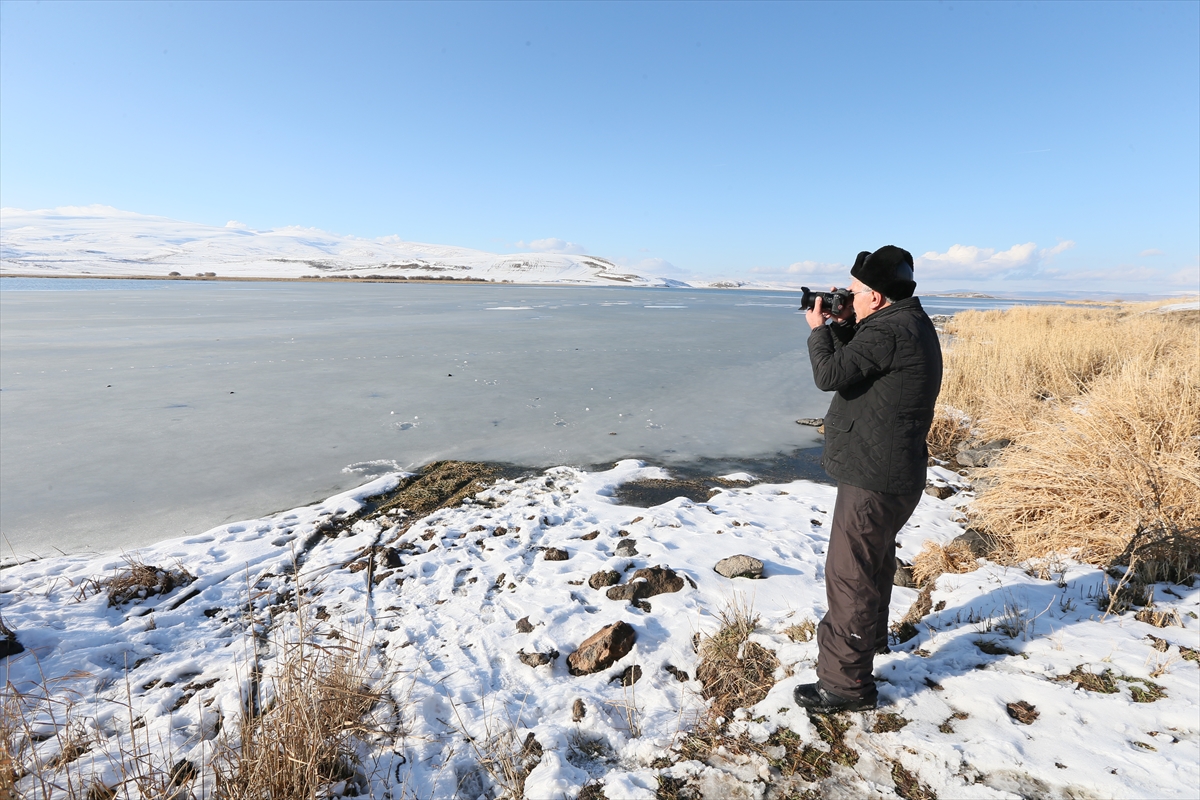 Kış turizminin merkezlerinden Çıldır Gölü dondu