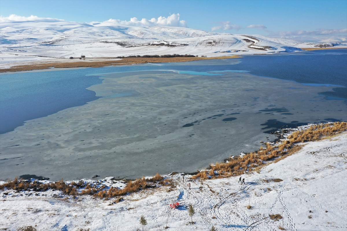 Kış turizminin merkezlerinden Çıldır Gölü dondu