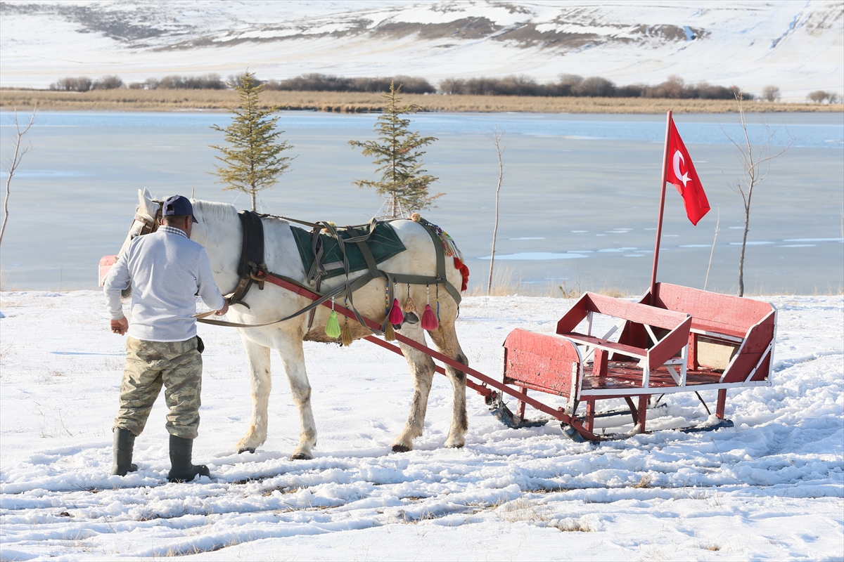 Kış turizminin merkezlerinden Çıldır Gölü dondu