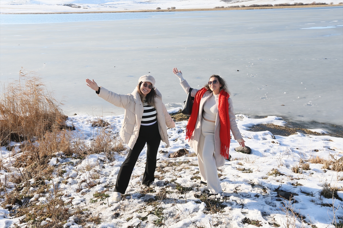Kış turizminin merkezlerinden Çıldır Gölü dondu