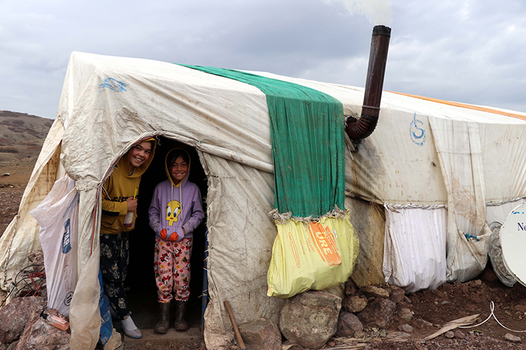 Elazığ'da yıllardır çadırlarda yaşayan göçerler, konteynerlerine kavuştu