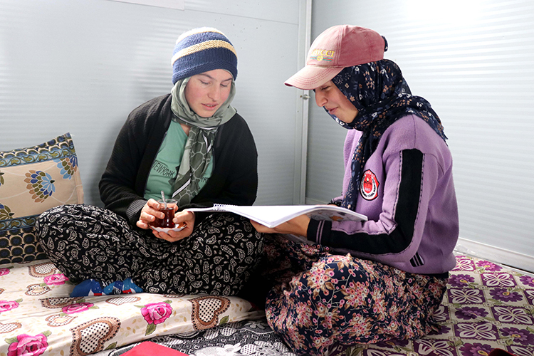 Elazığ'da yıllardır çadırlarda yaşayan göçerler, konteynerlerine kavuştu