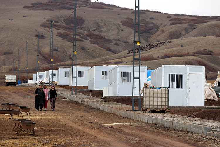 Elazığ'da yıllardır çadırlarda yaşayan göçerler, konteynerlerine kavuştu