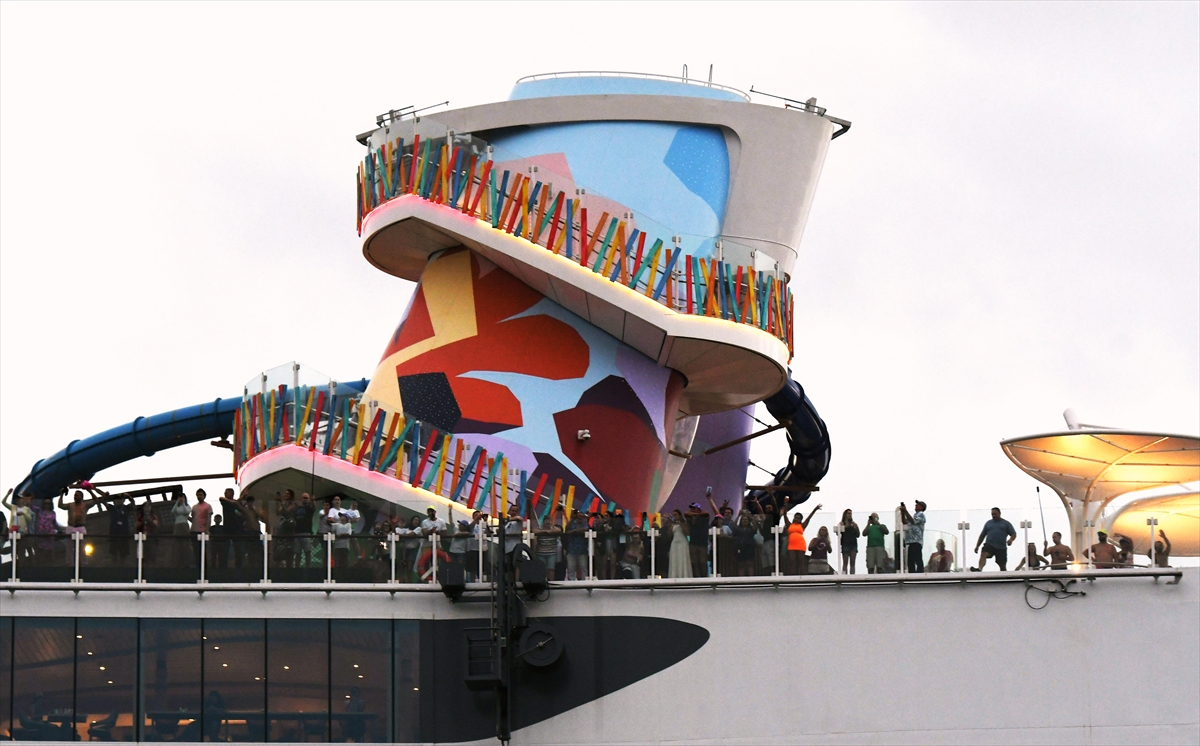 Dünya'nın en büyük yolcu gemisi yola çıkıyor