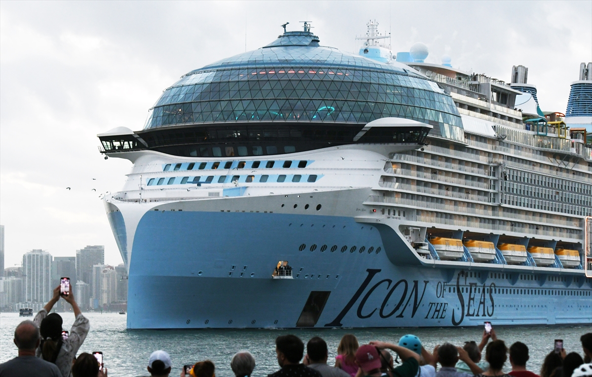 Dünya'nın en büyük yolcu gemisi yola çıkıyor