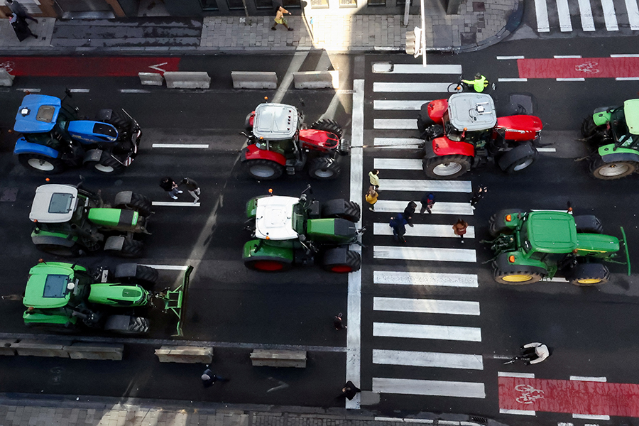 Çiftçiler, Brüksel'de ortalığı savaş alanına çevirdi