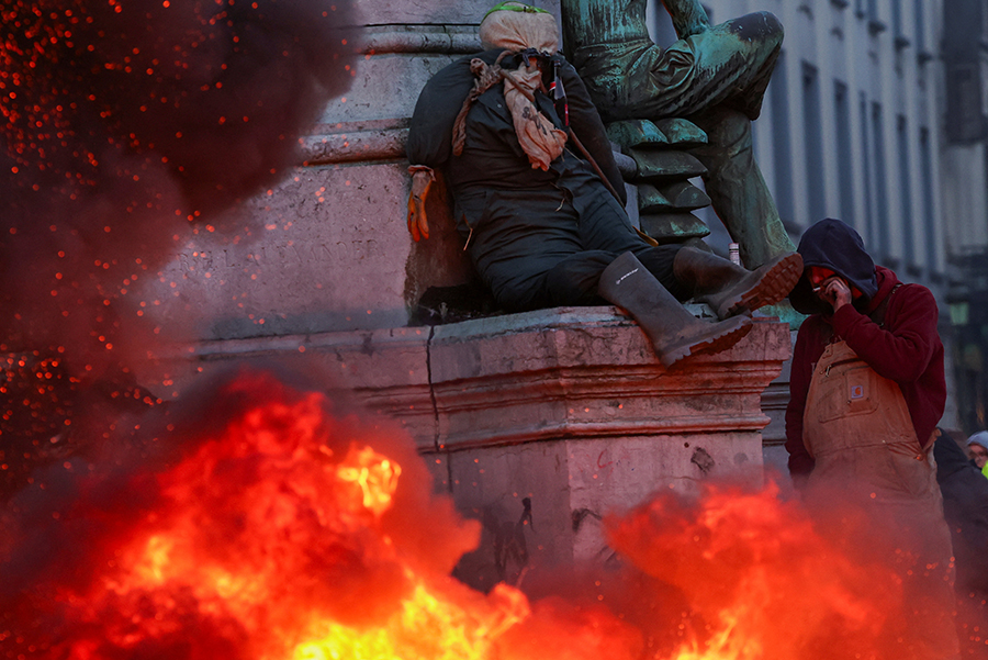 Çiftçiler, Brüksel'de ortalığı savaş alanına çevirdi