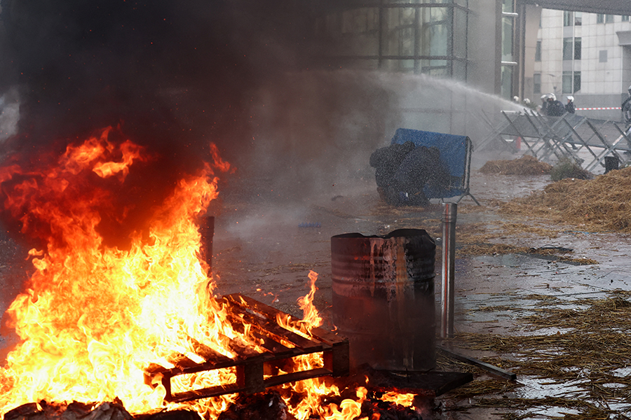 Çiftçiler, Brüksel'de ortalığı savaş alanına çevirdi