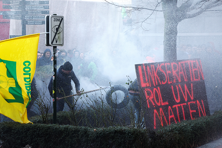 Çiftçiler, Brüksel'de ortalığı savaş alanına çevirdi