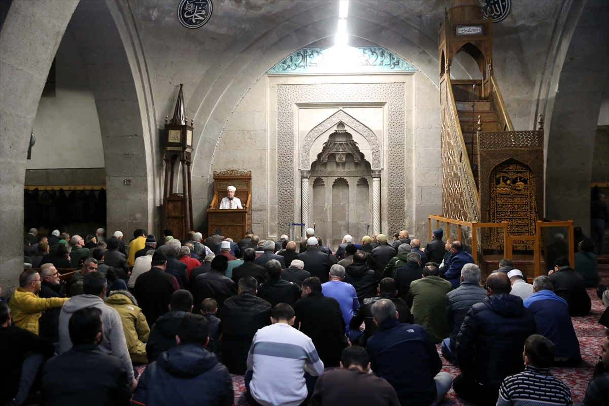 Miraç Kandili yurt genelinde dualarla idrak edildi