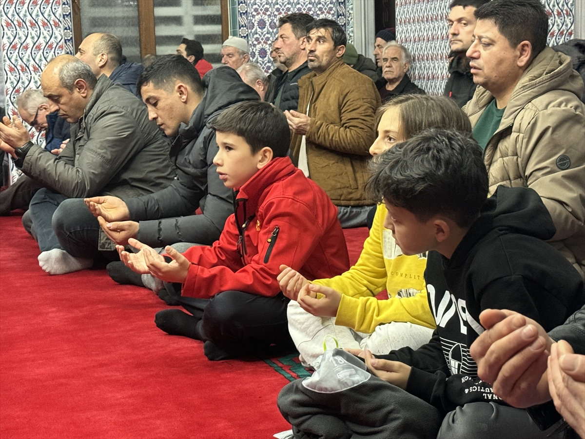 Miraç Kandili yurt genelinde dualarla idrak edildi