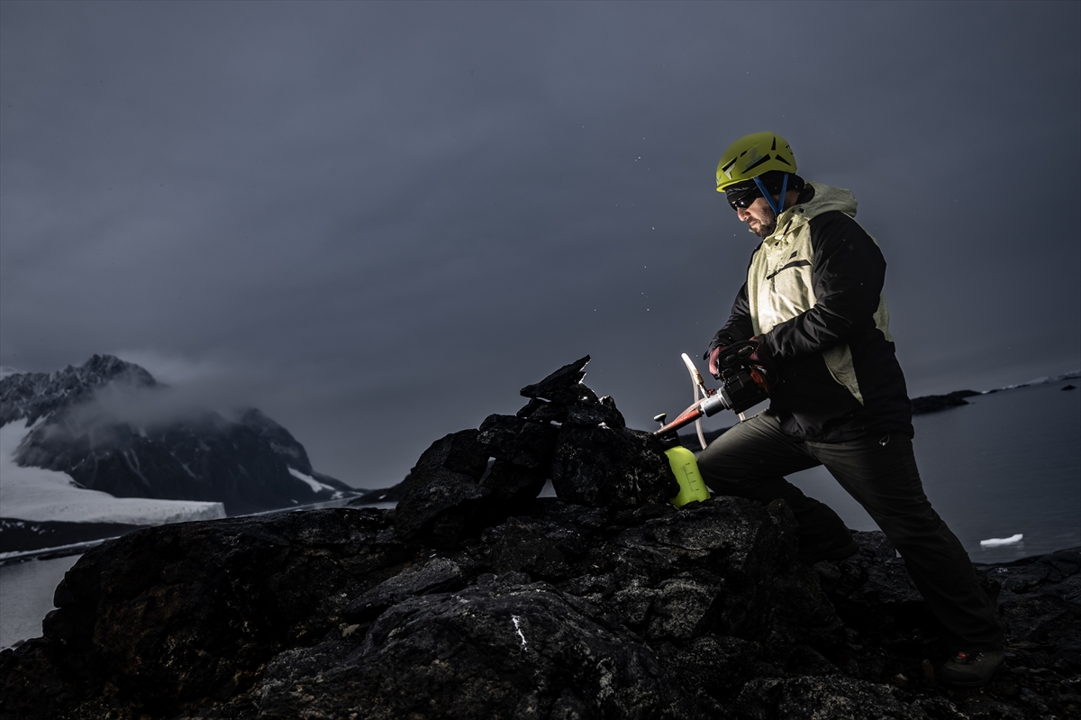 Türk bilim insanları, Antarktika'da dünyanın geleceği için 22 araştırma yaptı