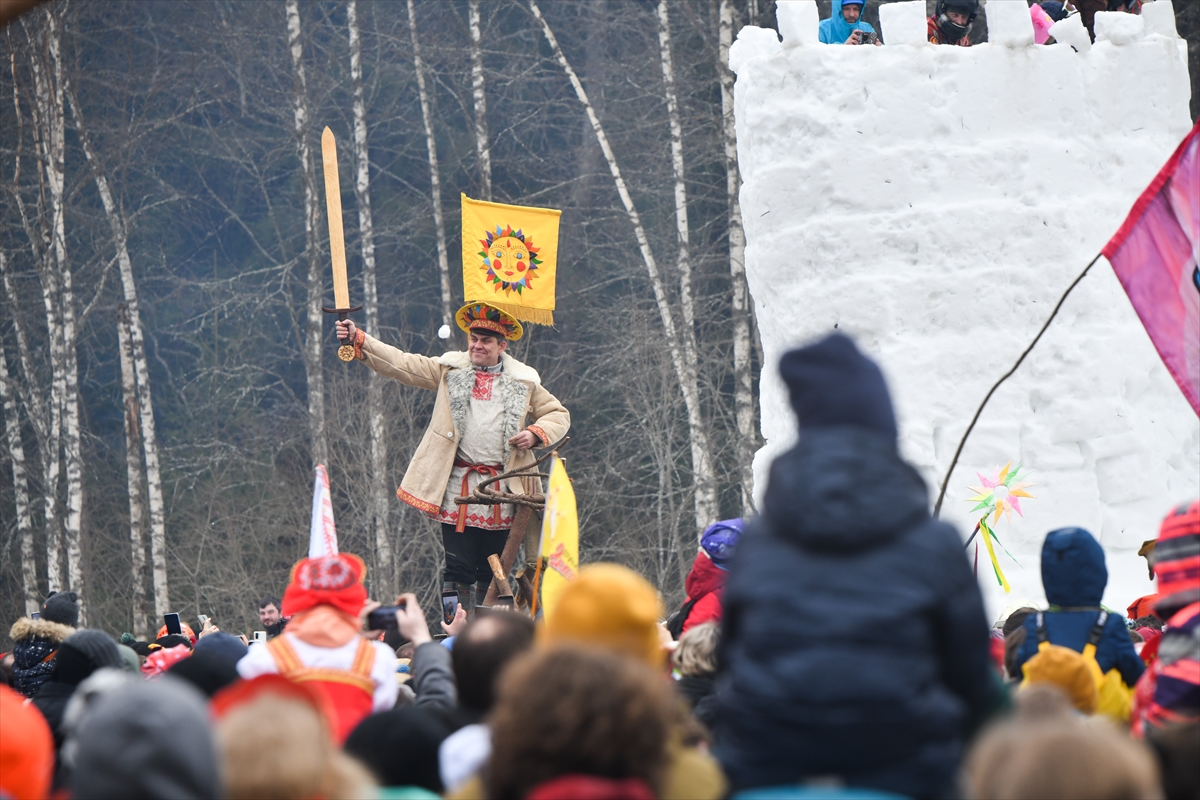 Rusya'da baharın müjdecisi Maslenitsa Festivali