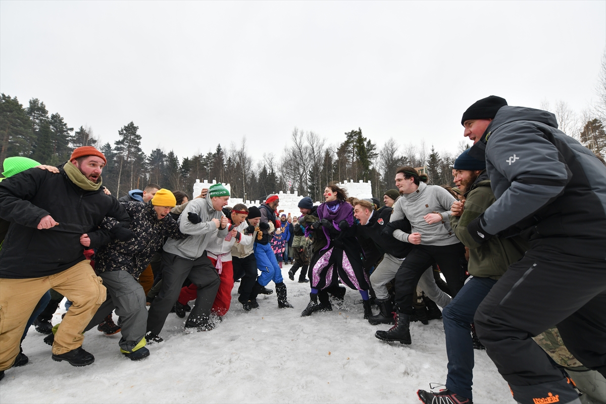 Rusya'da baharın müjdecisi Maslenitsa Festivali