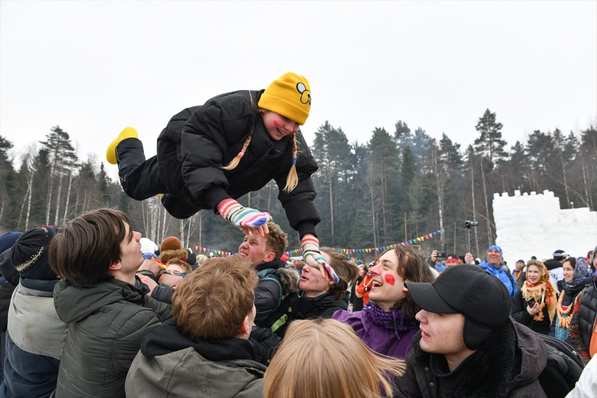 Rusya'da baharın müjdecisi Maslenitsa Festivali