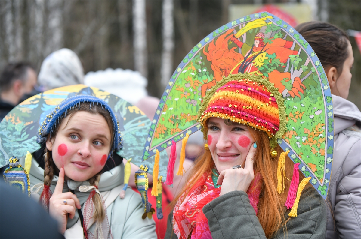 Rusya'da baharın müjdecisi Maslenitsa Festivali