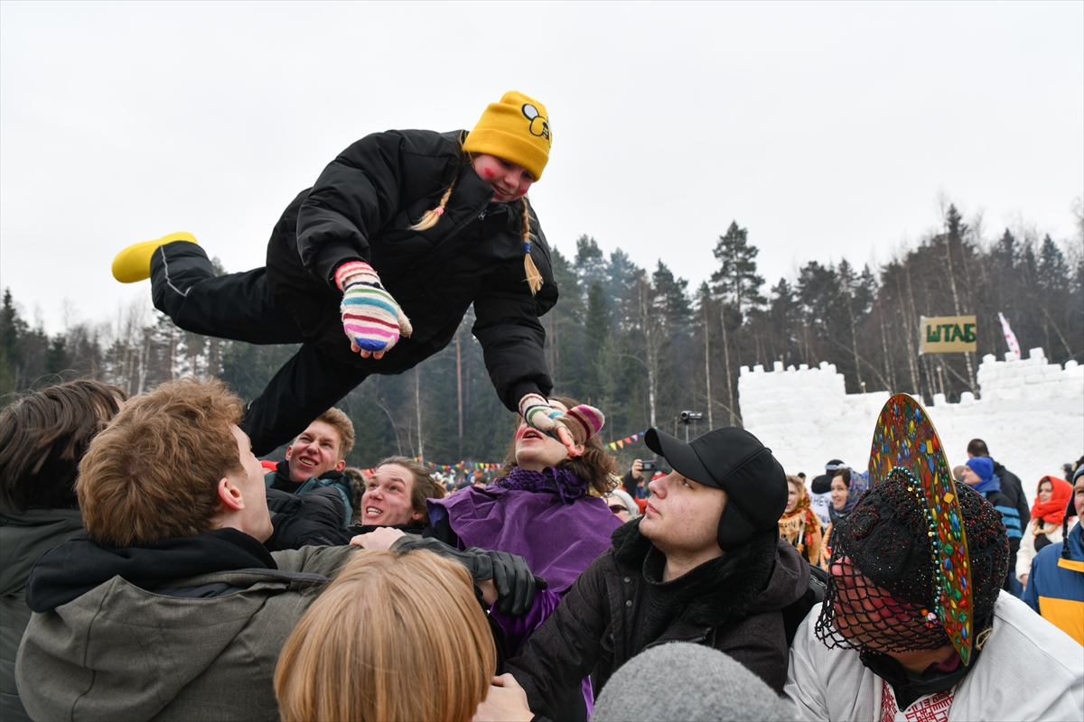 Rusya'da baharın müjdecisi Maslenitsa Festivali