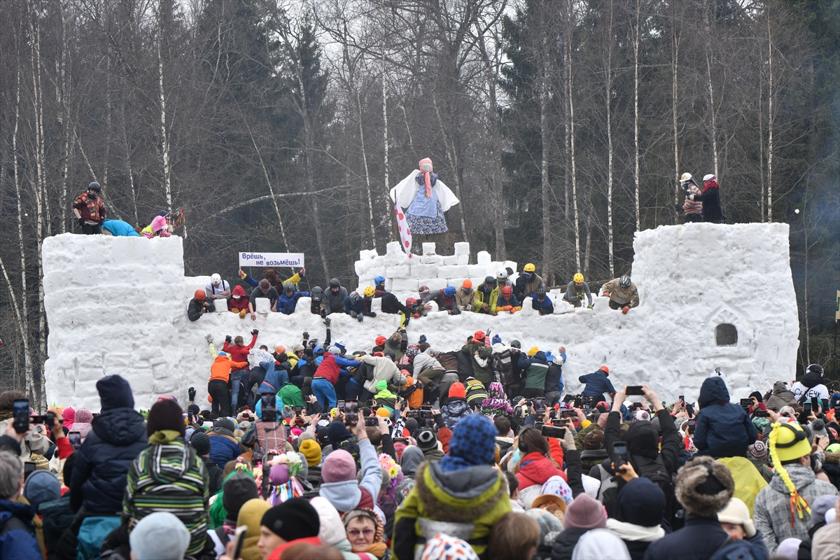 Rusya'da baharın müjdecisi Maslenitsa Festivali