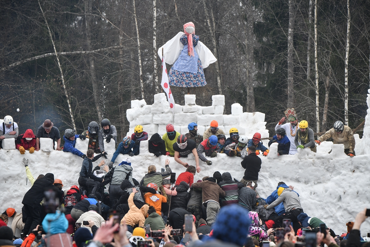 Rusya'da baharın müjdecisi Maslenitsa Festivali