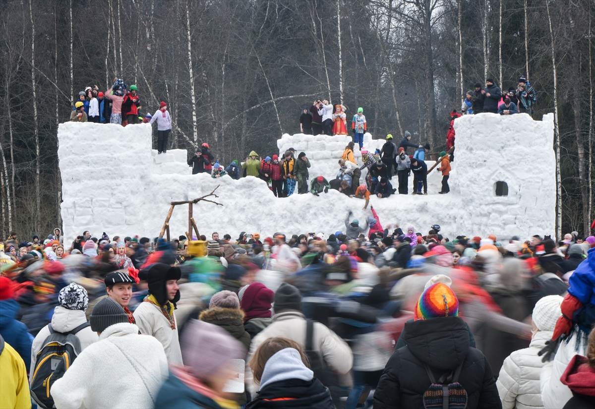 Rusya'da baharın müjdecisi Maslenitsa Festivali