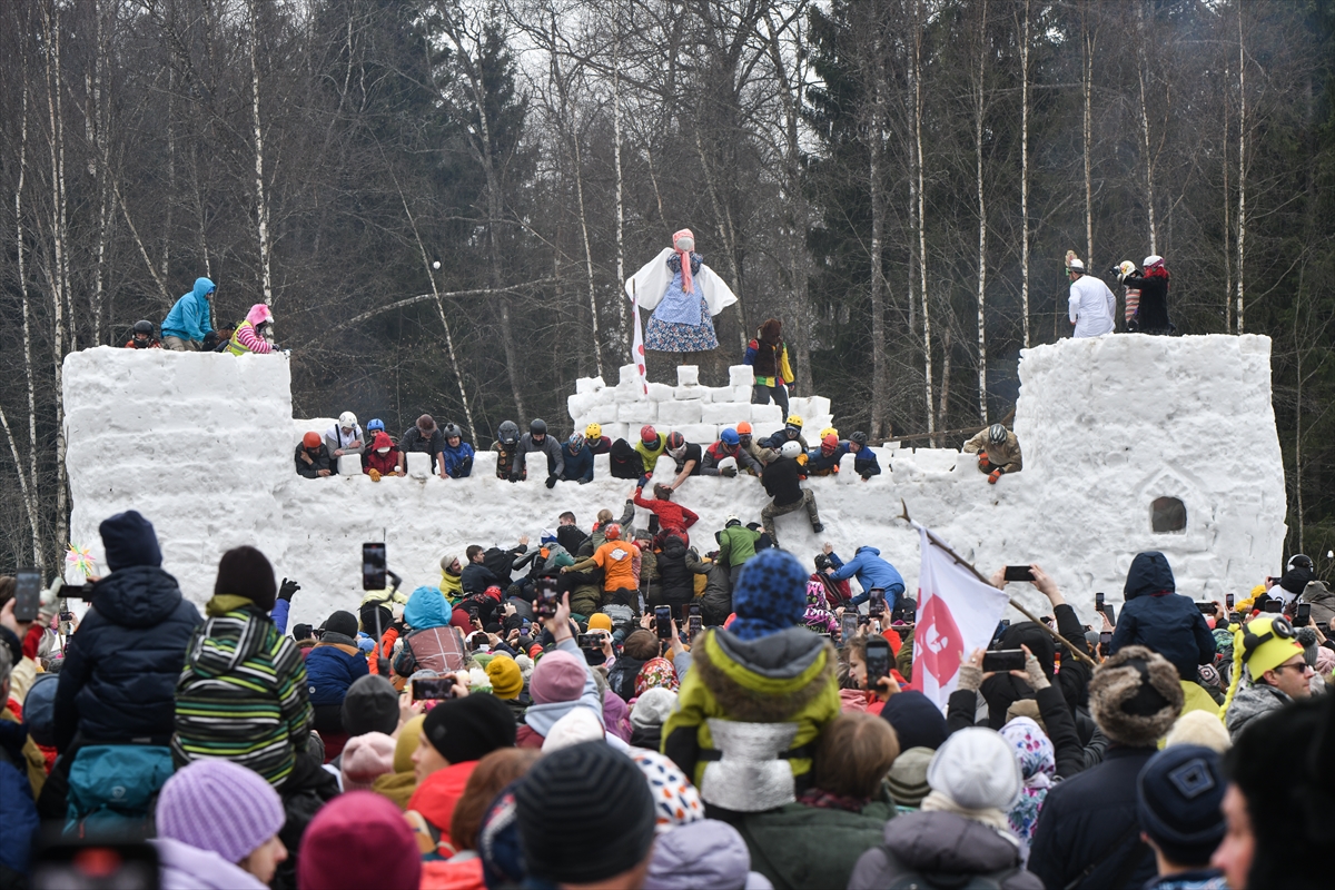 Rusya'da baharın müjdecisi Maslenitsa Festivali