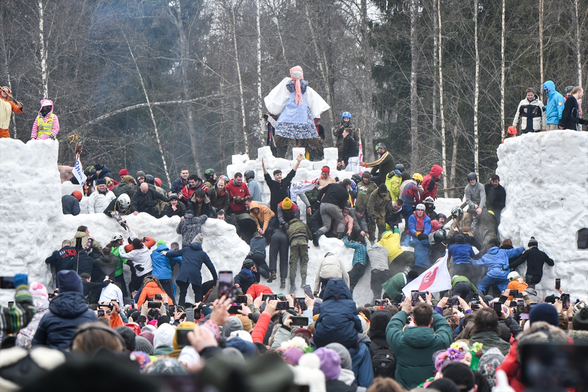Rusya'da baharın müjdecisi Maslenitsa Festivali
