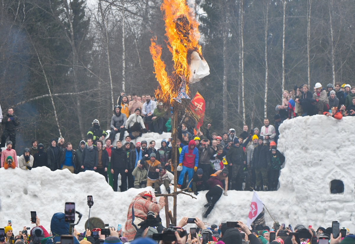 Rusya'da baharın müjdecisi Maslenitsa Festivali