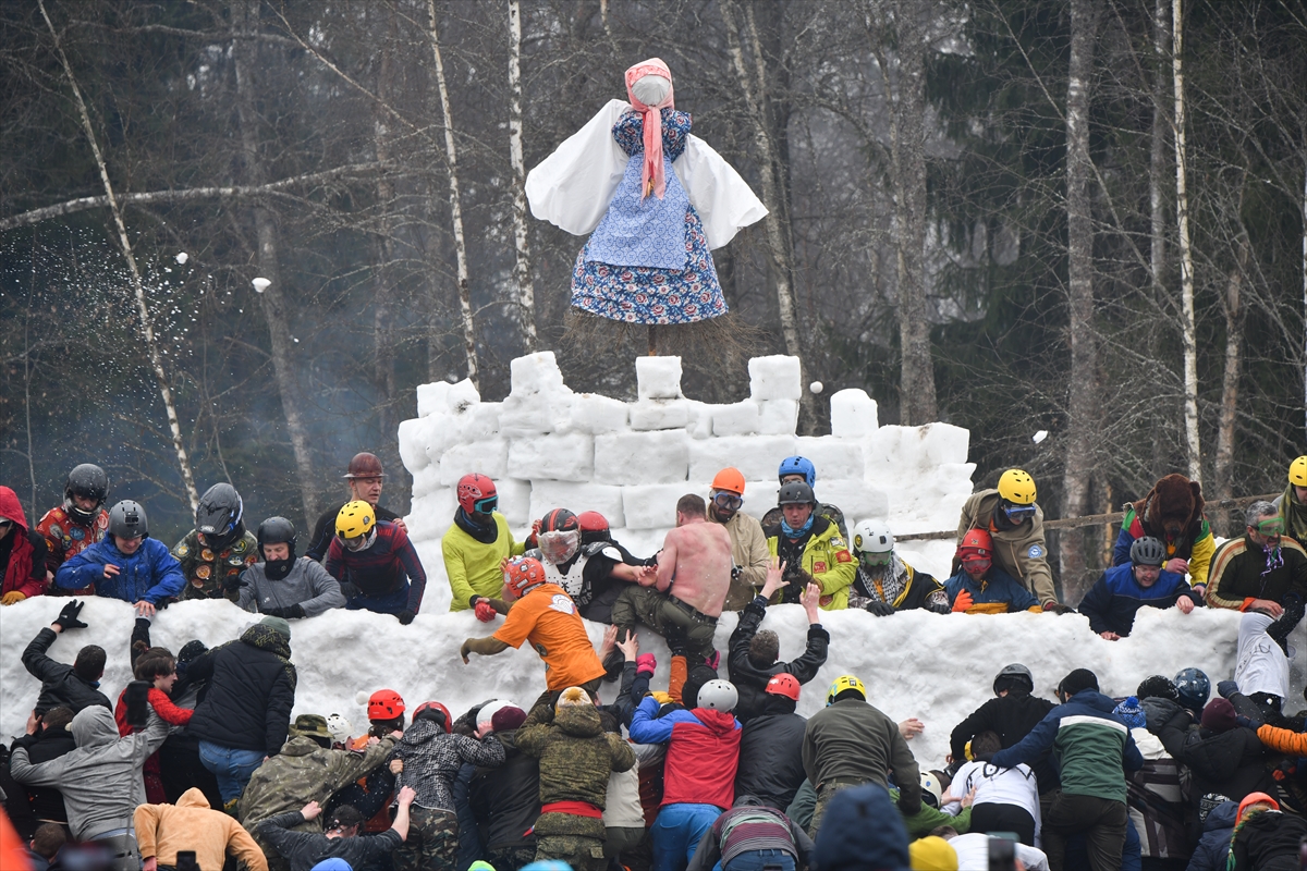 Rusya'da baharın müjdecisi Maslenitsa Festivali