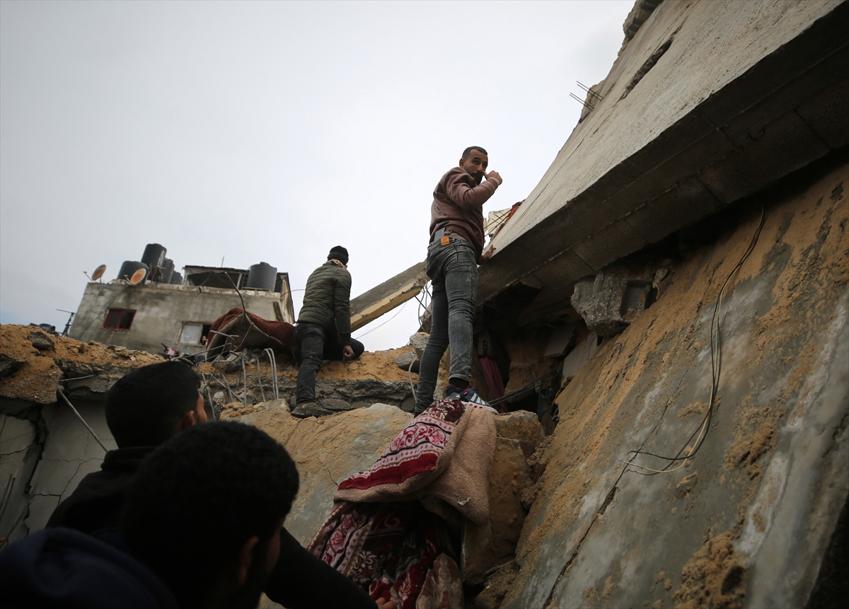 İsrail tüm tepkilere rağmen Gazzelilerin sığındığı Refah'ı vurdu