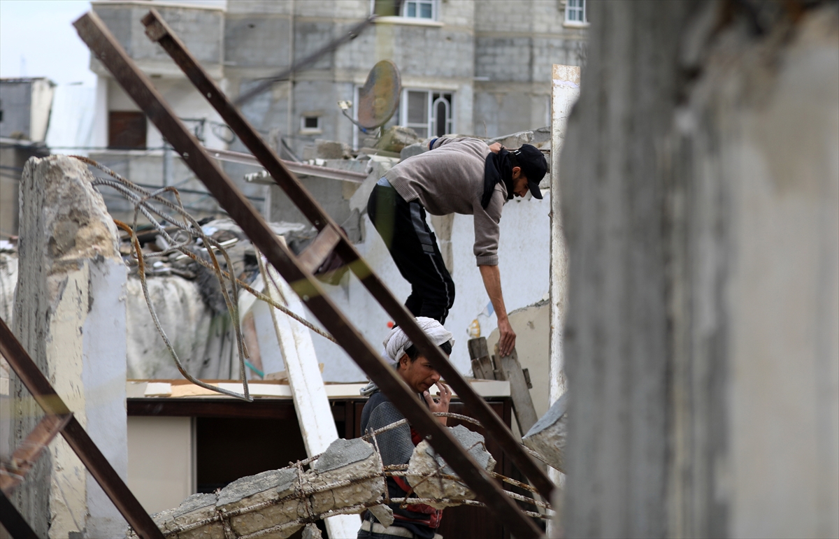 İsrail tüm tepkilere rağmen Gazzelilerin sığındığı Refah'ı vurdu