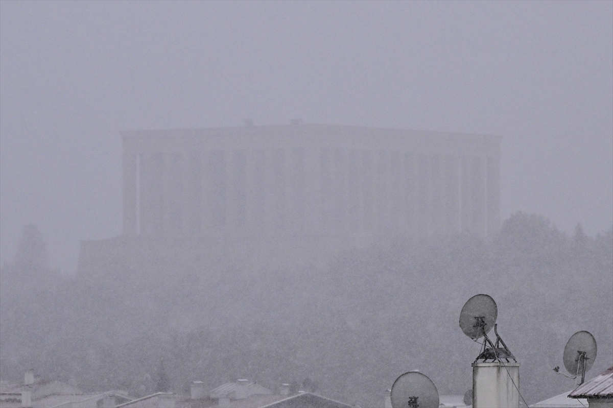 Ankara'ya mart ayında lapa lapa kar yağdı: Beyaza bürünen kentten kareler...