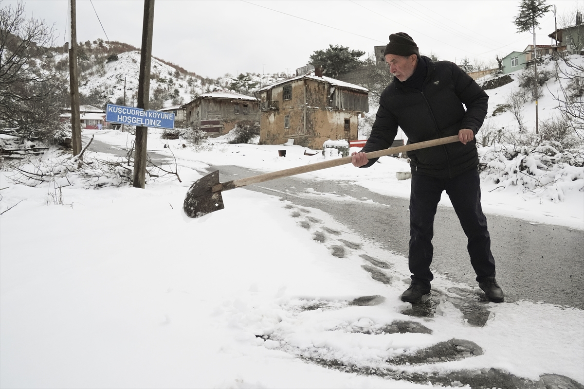 Ankara'ya mart ayında lapa lapa kar yağdı: Beyaza bürünen kentten kareler...