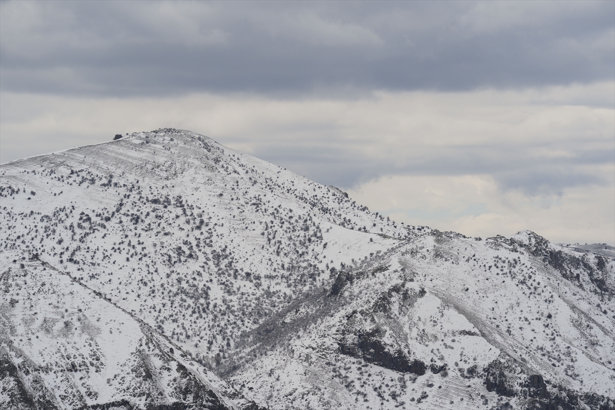 Ankara'ya mart ayında lapa lapa kar yağdı: Beyaza bürünen kentten kareler...