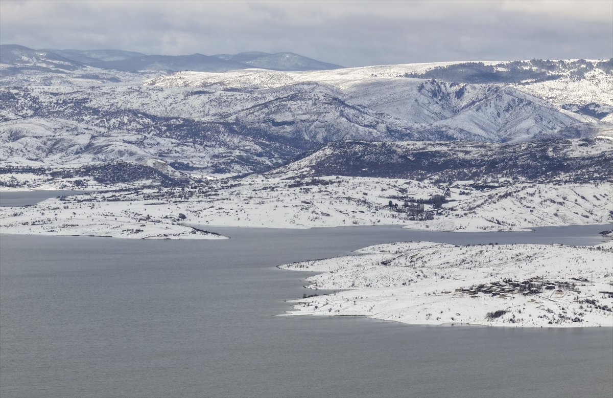 Ankara'ya mart ayında lapa lapa kar yağdı: Beyaza bürünen kentten kareler...