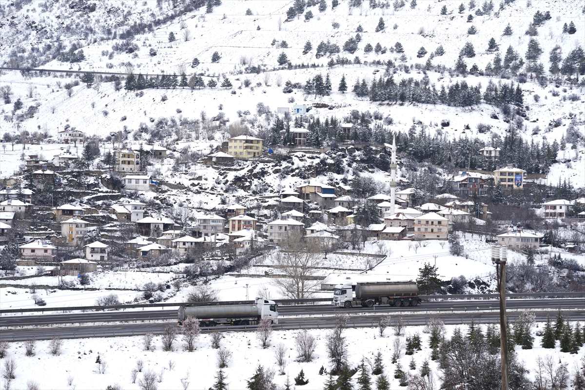 Ankara'ya mart ayında lapa lapa kar yağdı: Beyaza bürünen kentten kareler...