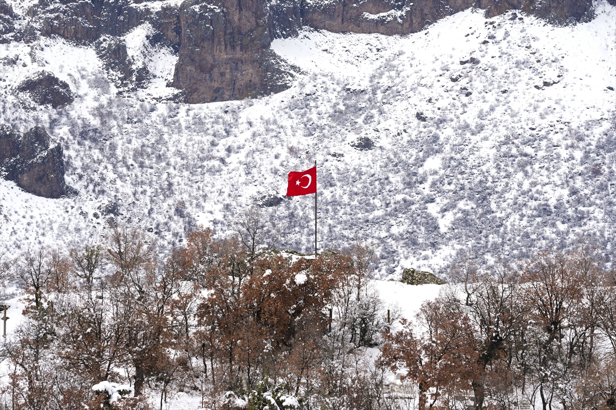 Ankara'ya mart ayında lapa lapa kar yağdı: Beyaza bürünen kentten kareler...