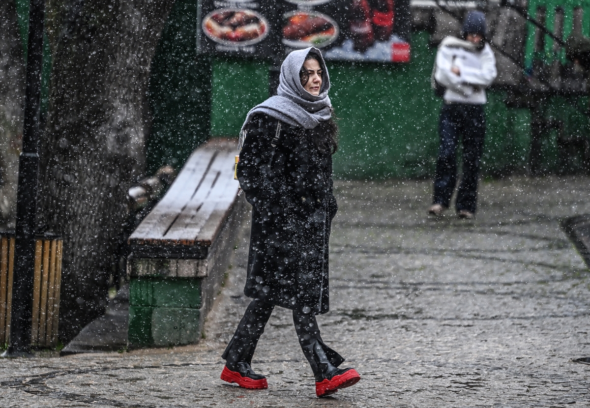 Ankara'ya mart ayında lapa lapa kar yağdı: Beyaza bürünen kentten kareler...