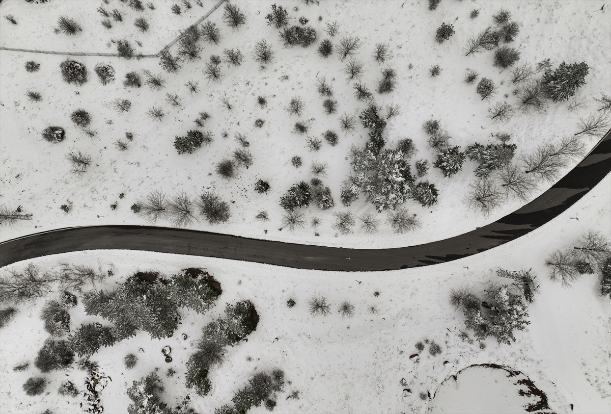 Ankara'ya mart ayında lapa lapa kar yağdı: Beyaza bürünen kentten kareler...