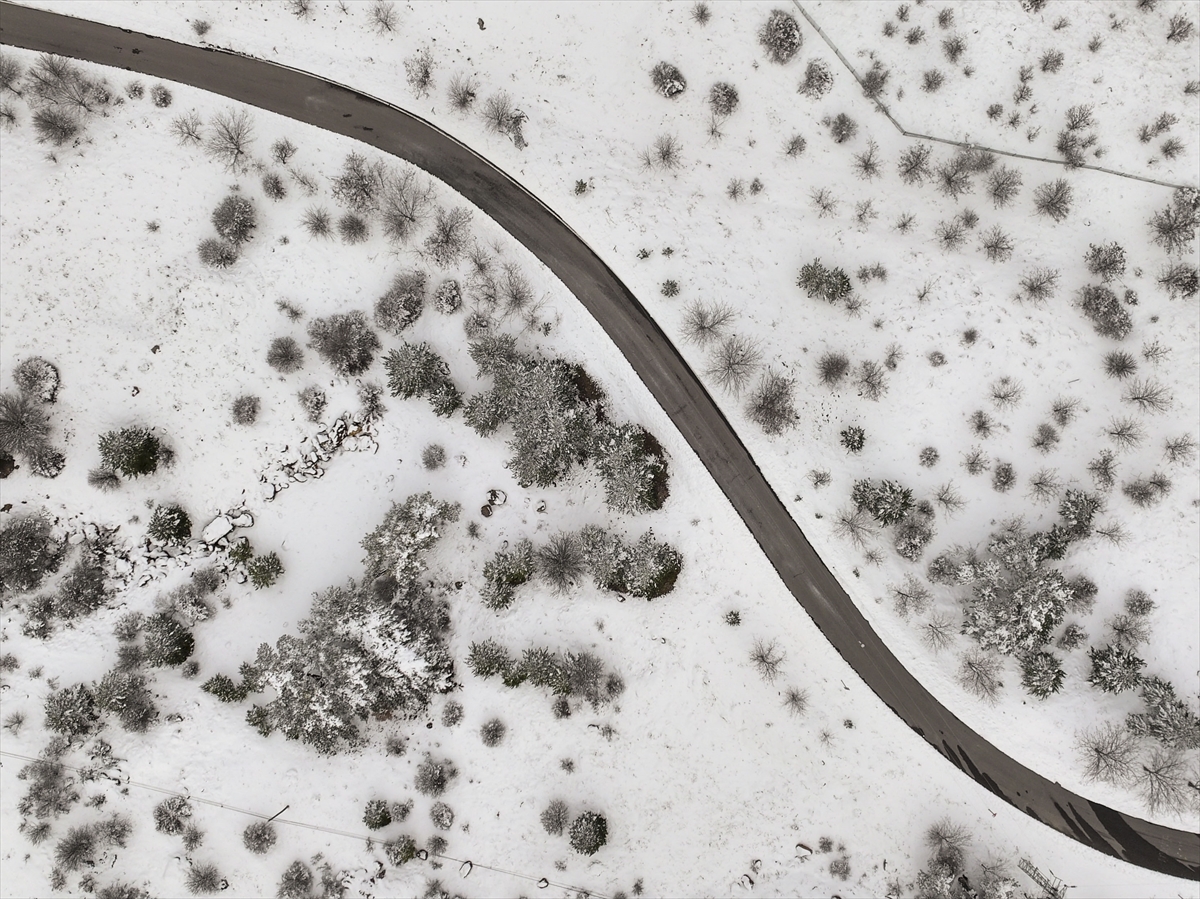 Ankara'ya mart ayında lapa lapa kar yağdı: Beyaza bürünen kentten kareler...