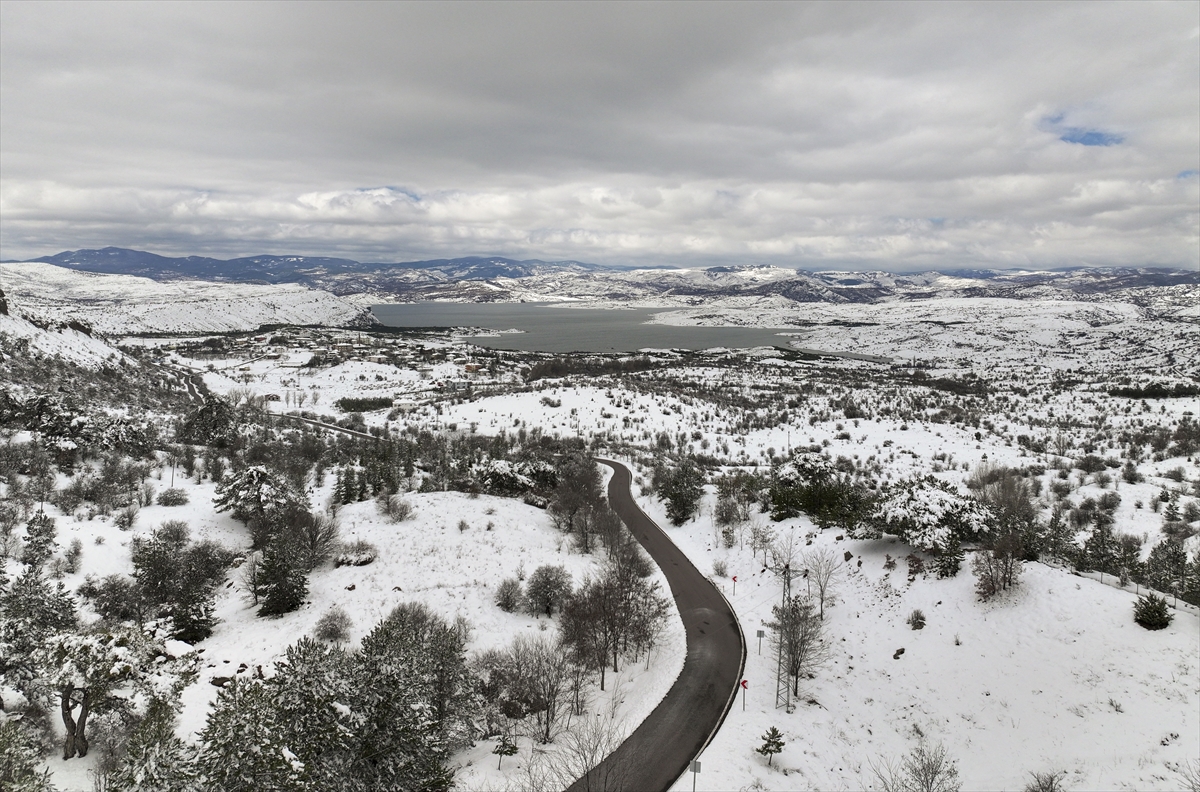 Ankara'ya mart ayında lapa lapa kar yağdı: Beyaza bürünen kentten kareler...
