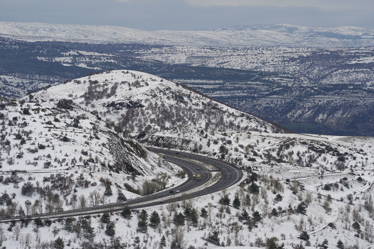 Ankara'ya mart ayında lapa lapa kar yağdı: Beyaza bürünen kentten kareler...