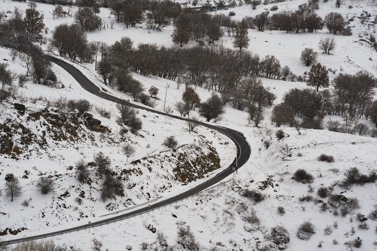 Ankara'ya mart ayında lapa lapa kar yağdı: Beyaza bürünen kentten kareler...