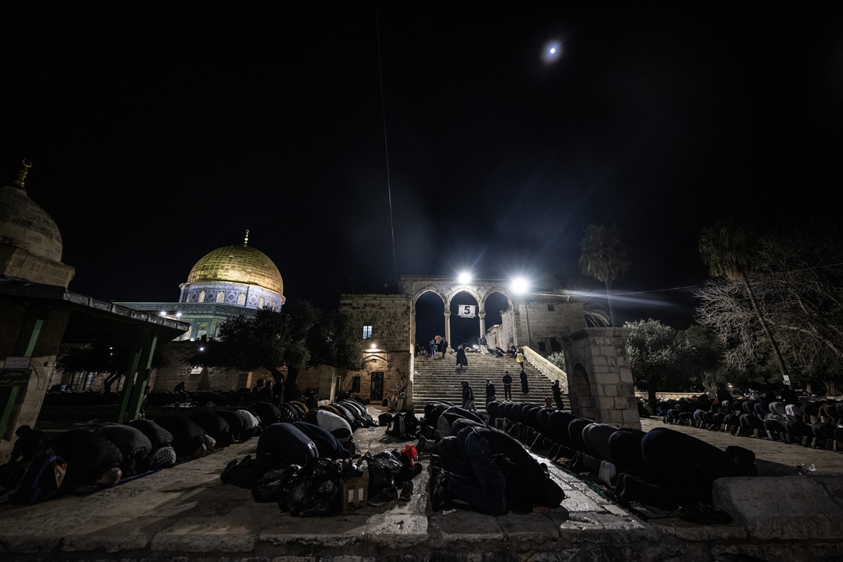 Mescid-i Aksa'da teravih namazı kılındı