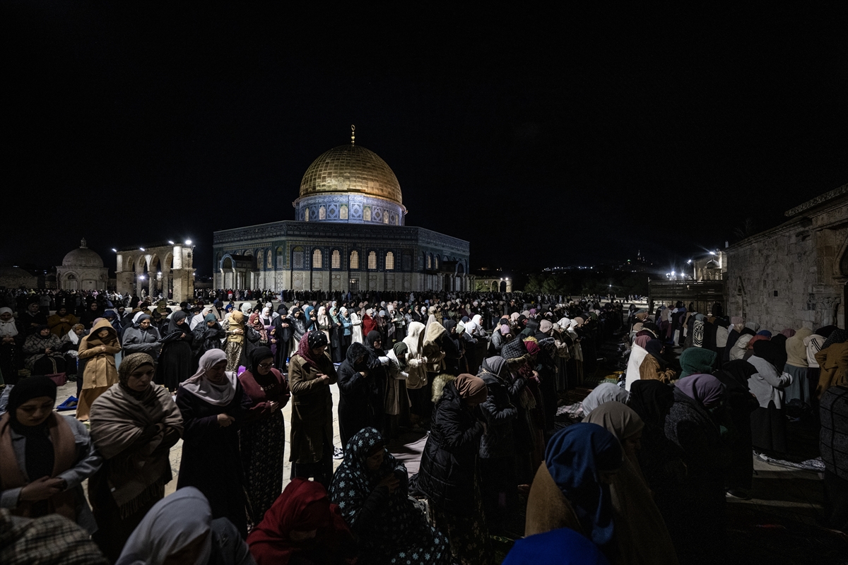 Mescid-i Aksa'da teravih namazı kılındı