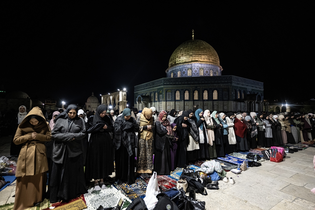 Mescid-i Aksa'da teravih namazı kılındı