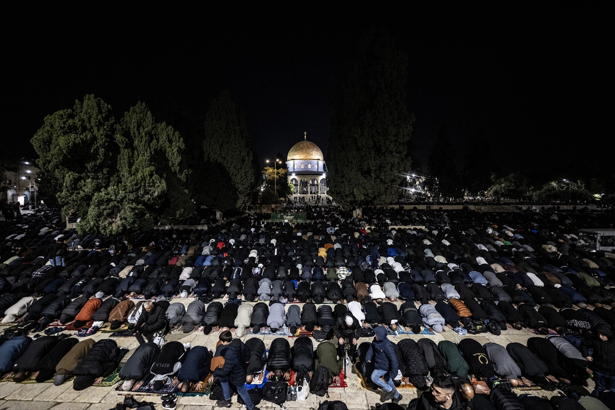 Mescid-i Aksa'da teravih namazı kılındı