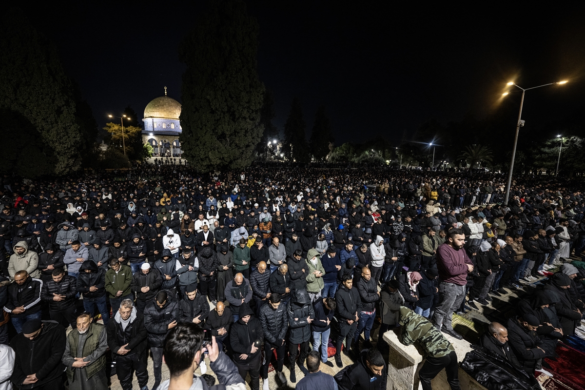 Mescid-i Aksa'da teravih namazı kılındı